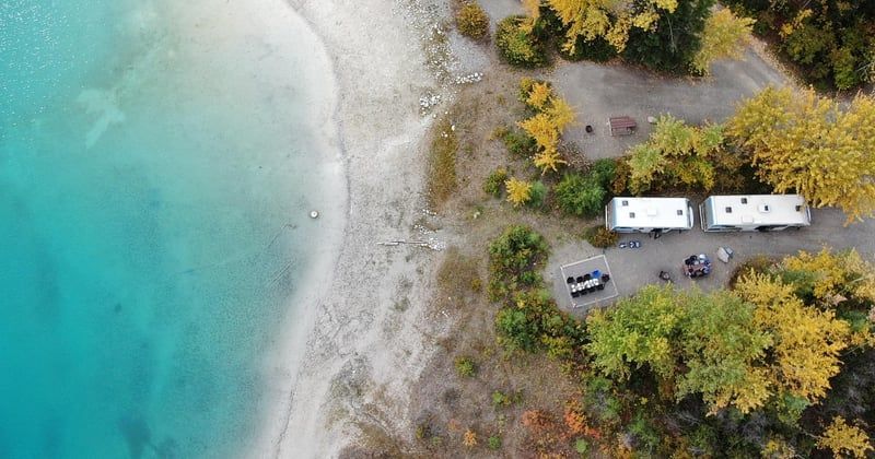 Escapades romantiques dans un mobil-home les pieds dans l’eau : nos idées qui font rêver